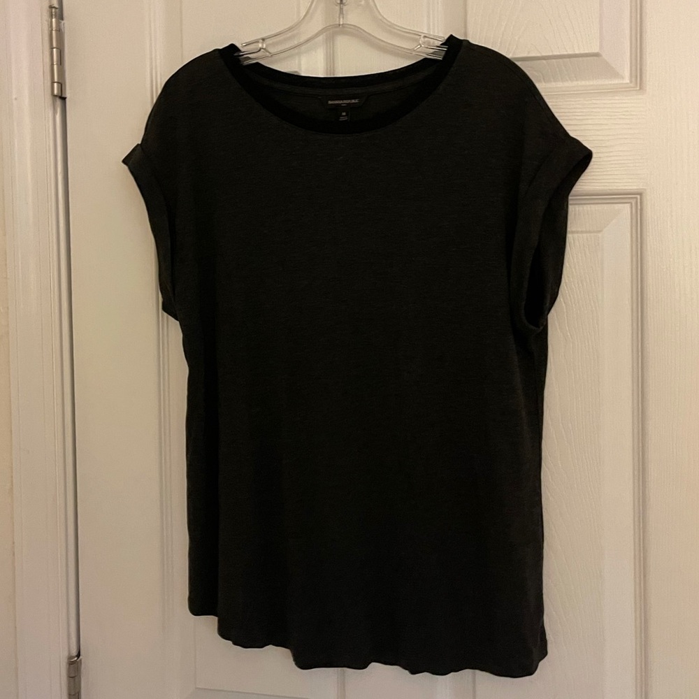 Blackish gray T with cropped sleeves and slightly sparkly neckline